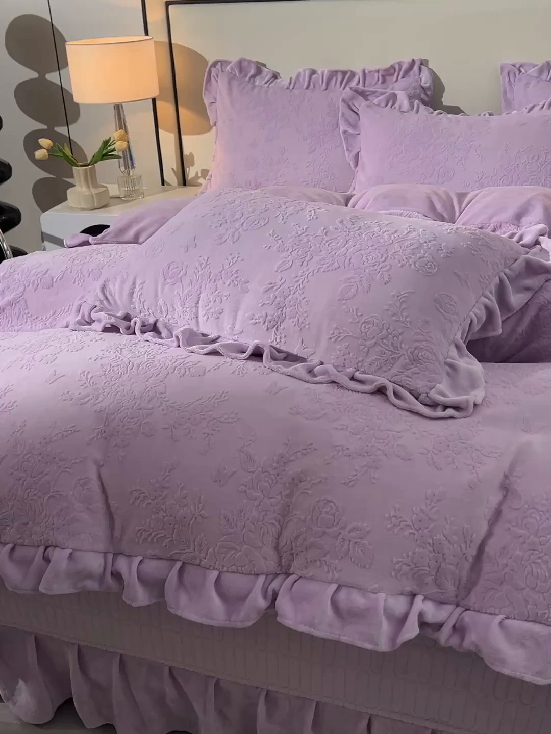 91家纺网 家纺一手货源 找家纺 赫本家纺  2025新款高克重纯色花边款雕花绒床盖款四件套 如梦-紫