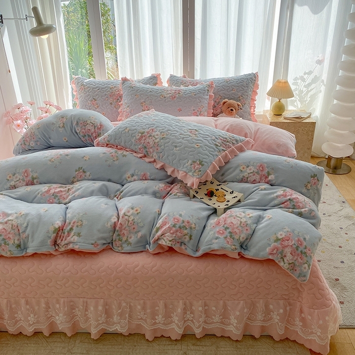 91家纺网 家纺一手货源 找家纺 （总）钰锦珀家纺 2025新款高克重牛奶绒蕾丝双层花边床盖四件套床盖三件套