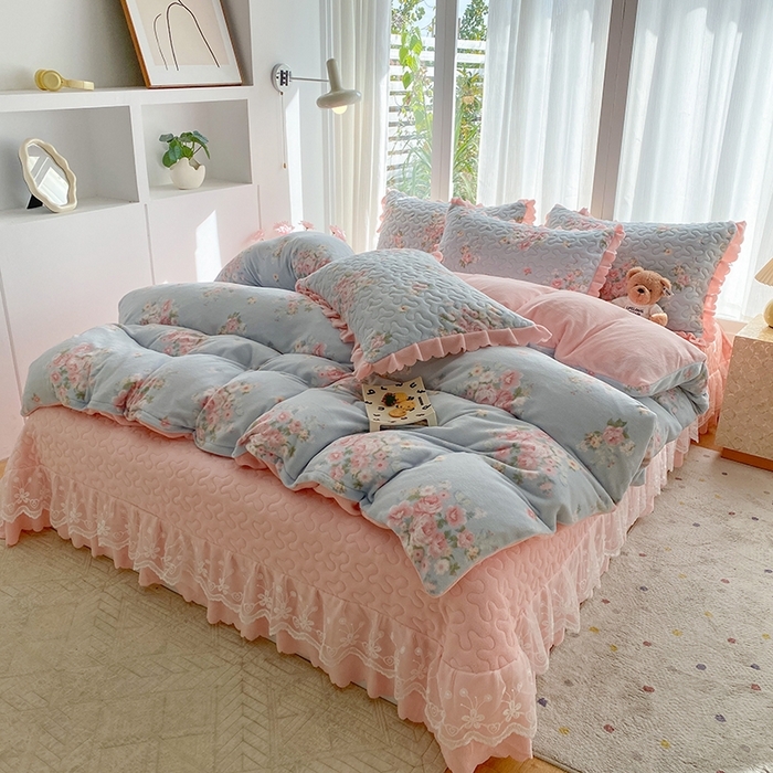 91家纺网 家纺一手货源 找家纺 （总）钰锦珀家纺 2025新款高克重牛奶绒蕾丝双层花边床盖四件套床盖三件套