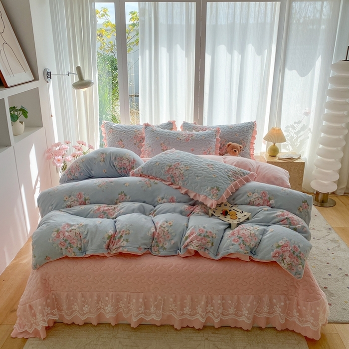 91家纺网 家纺一手货源 找家纺 （总）钰锦珀家纺 2025新款高克重牛奶绒蕾丝双层花边床盖四件套床盖三件套