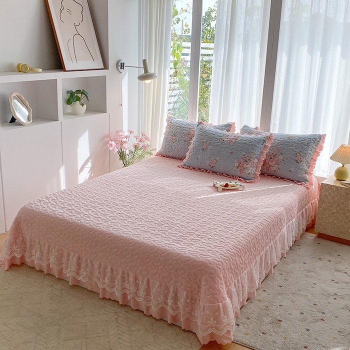 91家纺网 家纺一手货源 找家纺 （总）钰锦珀家纺 2025新款高克重牛奶绒蕾丝双层花边床盖四件套床盖三件套