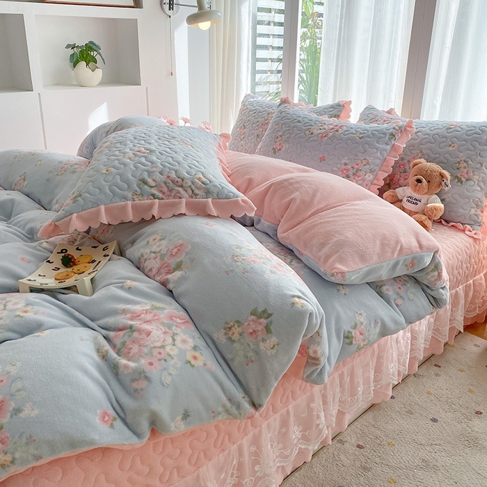 91家纺网 家纺一手货源 找家纺 （总）钰锦珀家纺 2025新款高克重牛奶绒蕾丝双层花边床盖四件套床盖三件套