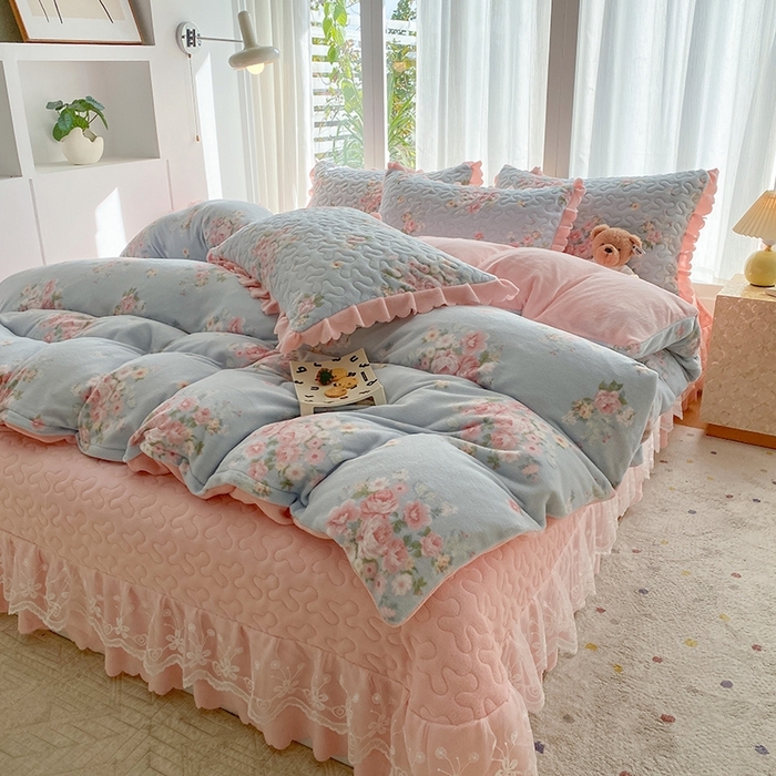 91家纺网 家纺一手货源 找家纺 （总）钰锦珀家纺 2025新款高克重牛奶绒蕾丝双层花边床盖四件套床盖三件套