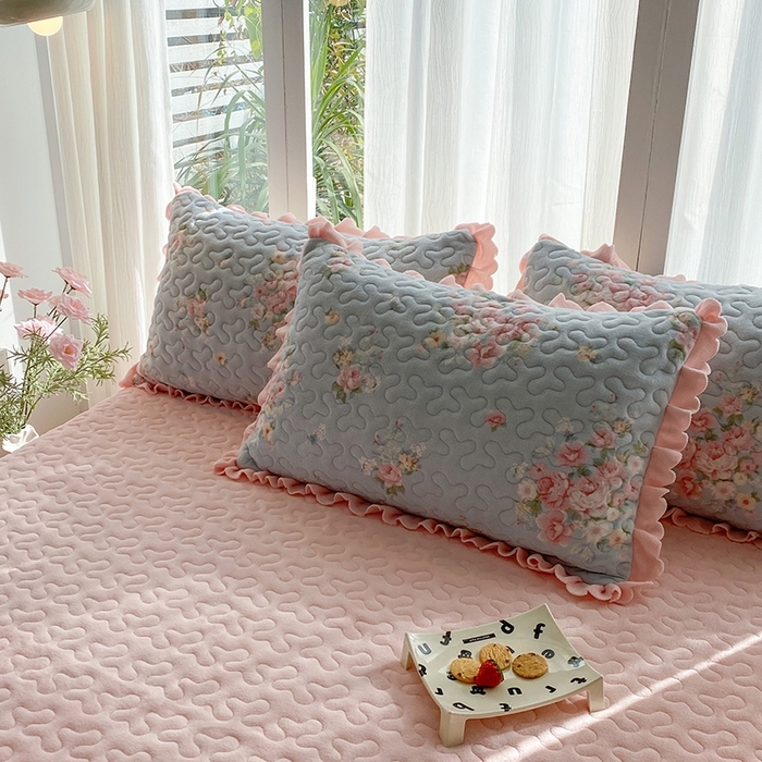 91家纺网 家纺一手货源 找家纺 （总）钰锦珀家纺 2025新款高克重牛奶绒蕾丝双层花边床盖四件套床盖三件套