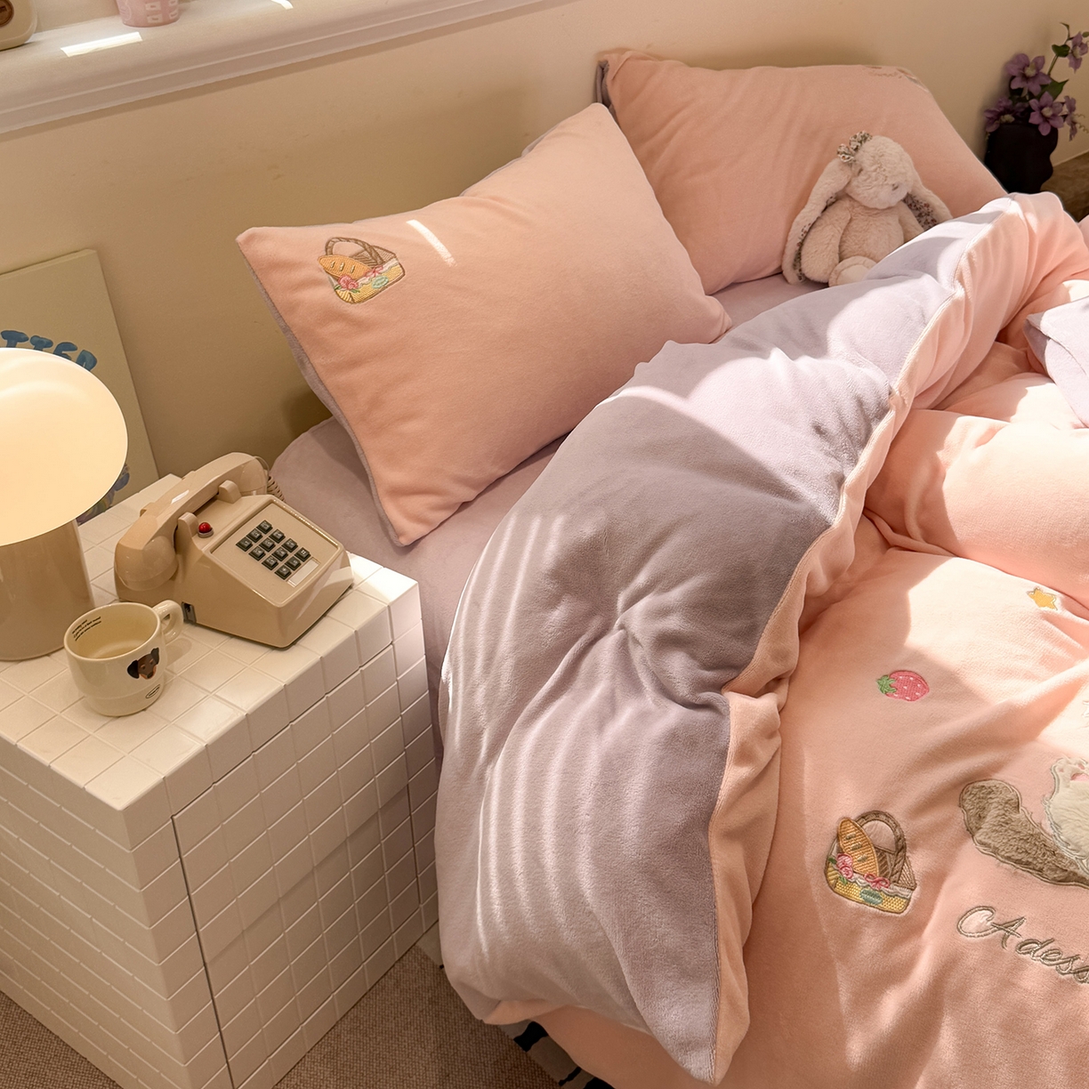 91家纺网 家纺一手货源 找家纺 佰亿莱 2026新款重工牛奶绒贴布绣四件套 猫咪公主