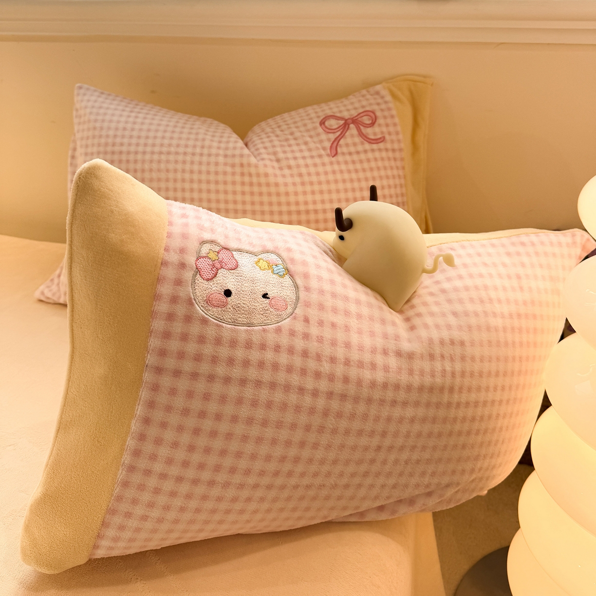 91家纺网 家纺一手货源 找家纺 佰亿莱 2026新款重工牛奶绒贴布绣四件套 木马猫咪-小粉格