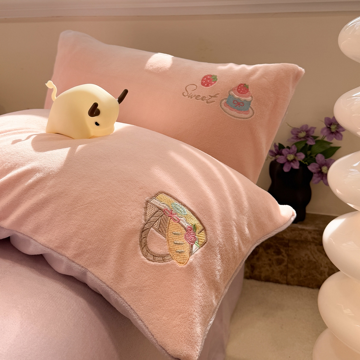 91家纺网 家纺一手货源 找家纺 佰亿莱 2026新款重工牛奶绒贴布绣四件套 猫咪公主