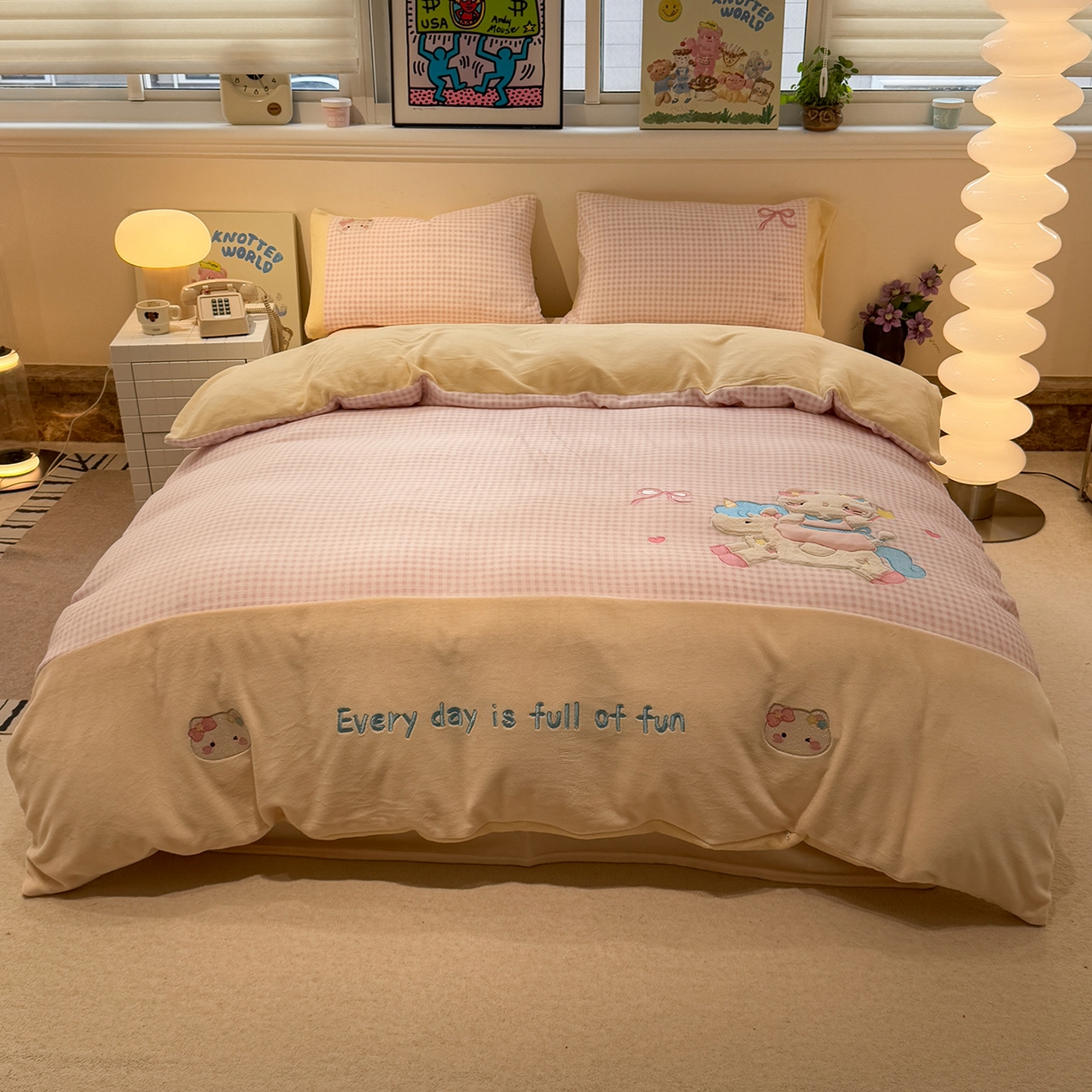 佰亿莱 2026新款重工牛奶绒贴布绣四件套 木马猫咪-小粉格