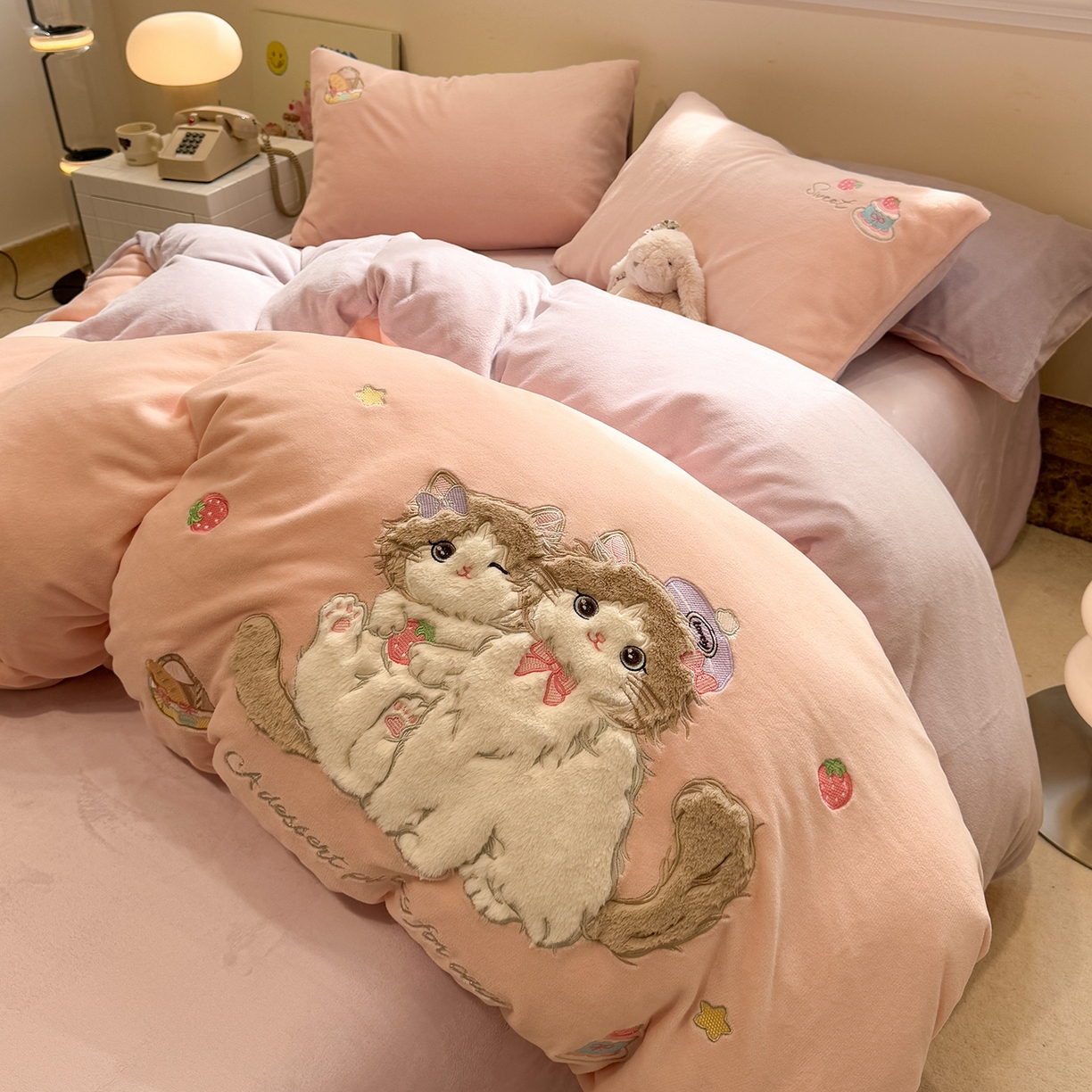 91家纺网 家纺一手货源 找家纺 佰亿莱 2026新款重工牛奶绒贴布绣四件套 猫咪公主