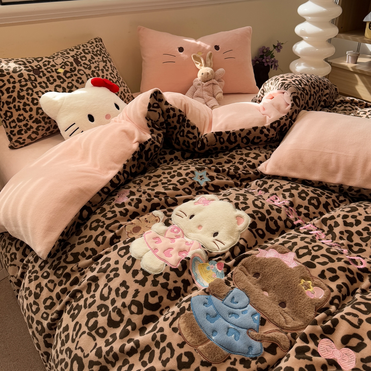 91家纺网 家纺一手货源 找家纺 （总）佰亿莱 2025新款重工牛奶绒贴布绣四件套