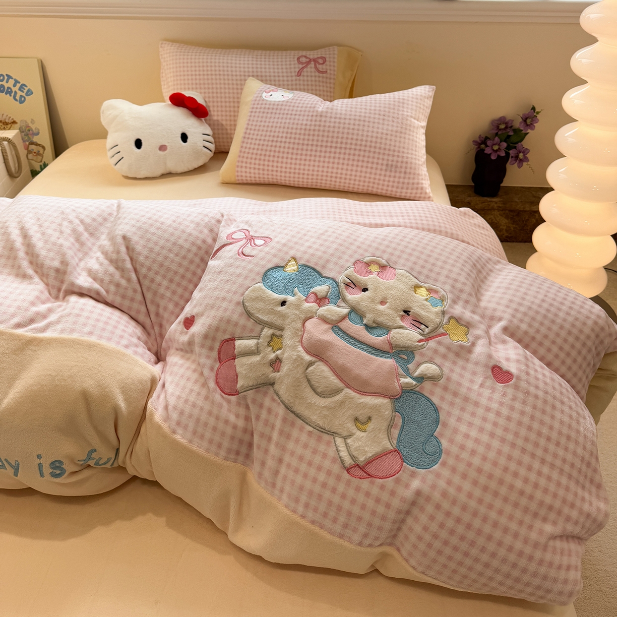 91家纺网 家纺一手货源 找家纺 佰亿莱 2026新款重工牛奶绒贴布绣四件套 木马猫咪-小粉格