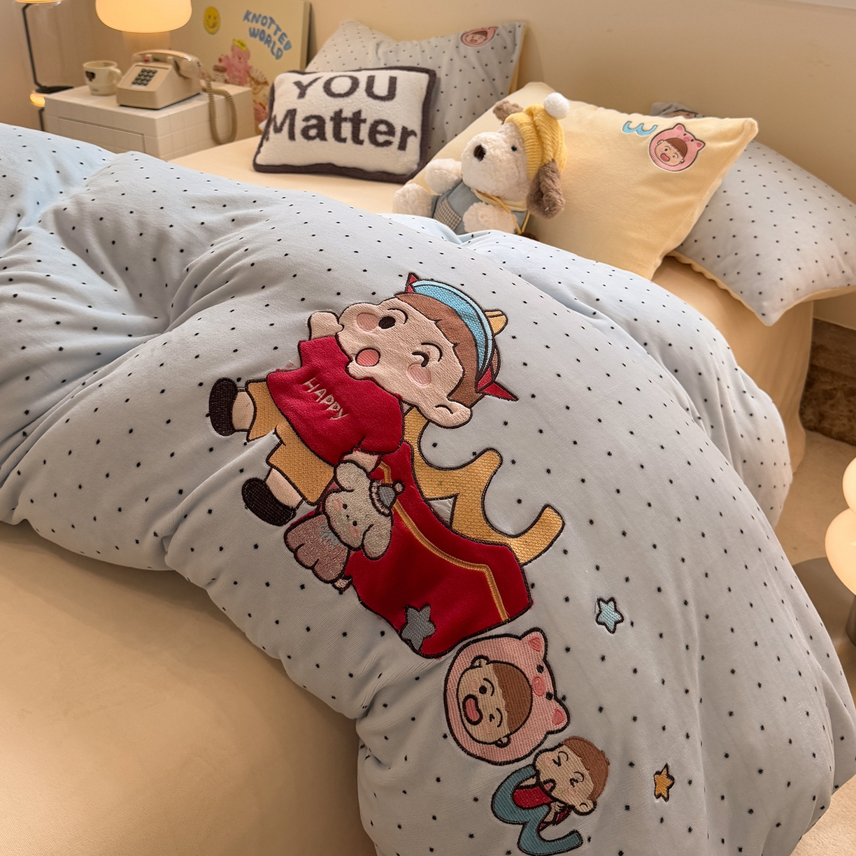 91家纺网 家纺一手货源 找家纺 佰亿莱 2026新款重工牛奶绒贴布绣四件套 快乐朋友