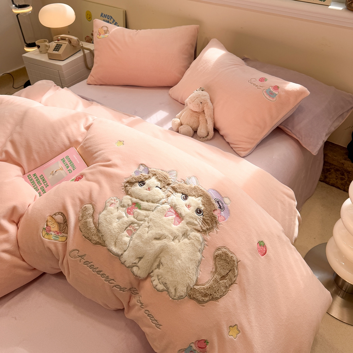 91家纺网 家纺一手货源 找家纺 佰亿莱 2026新款重工牛奶绒贴布绣四件套 猫咪公主