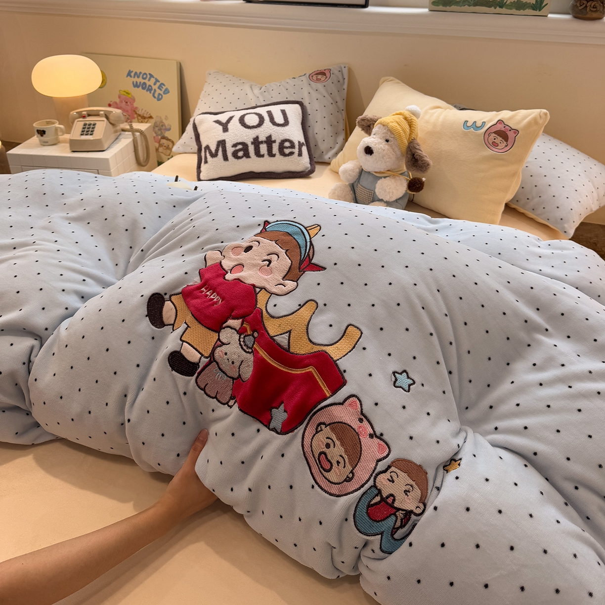 91家纺网 家纺一手货源 找家纺 佰亿莱 2026新款重工牛奶绒贴布绣四件套 快乐朋友