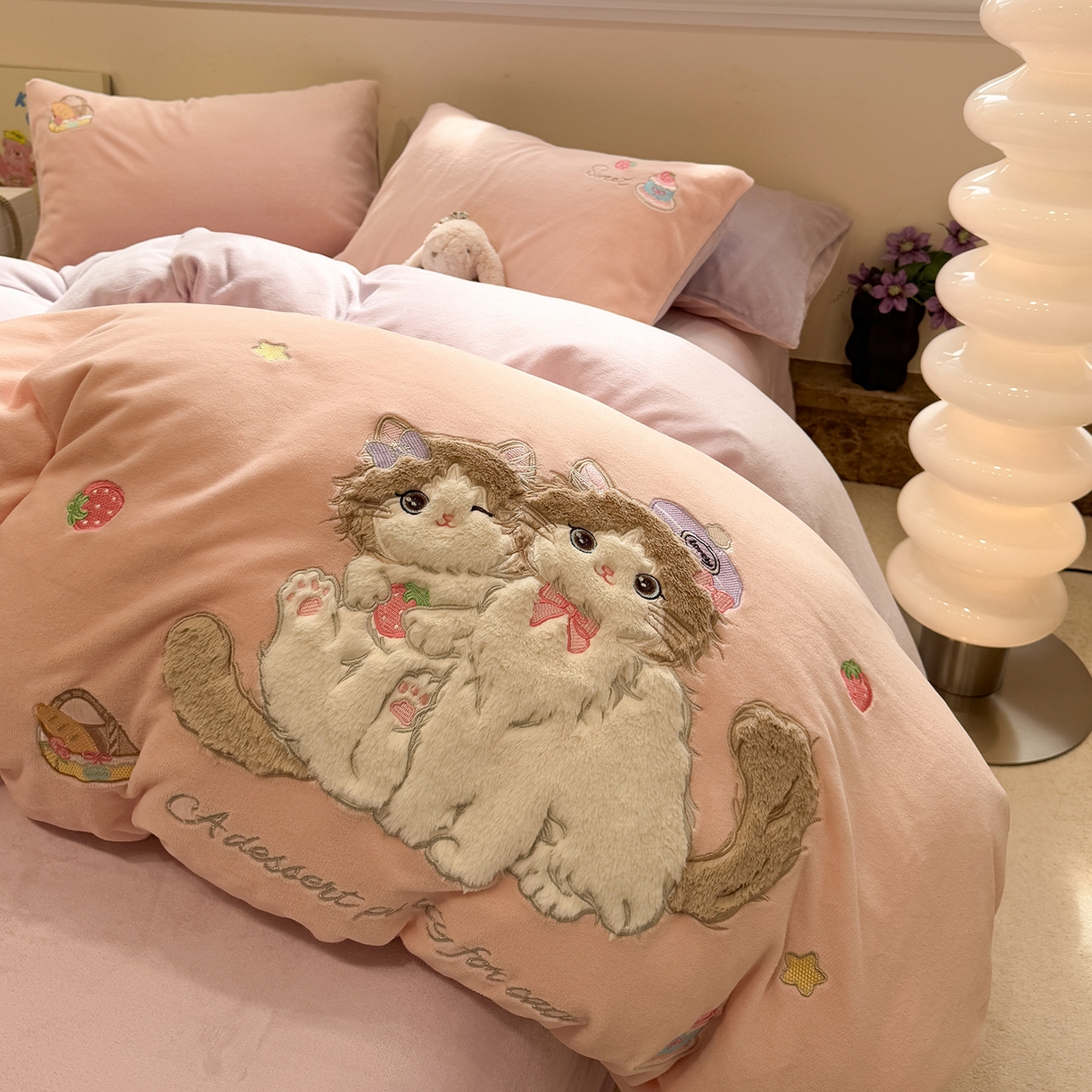 91家纺网 家纺一手货源 找家纺 佰亿莱 2026新款重工牛奶绒贴布绣四件套 猫咪公主