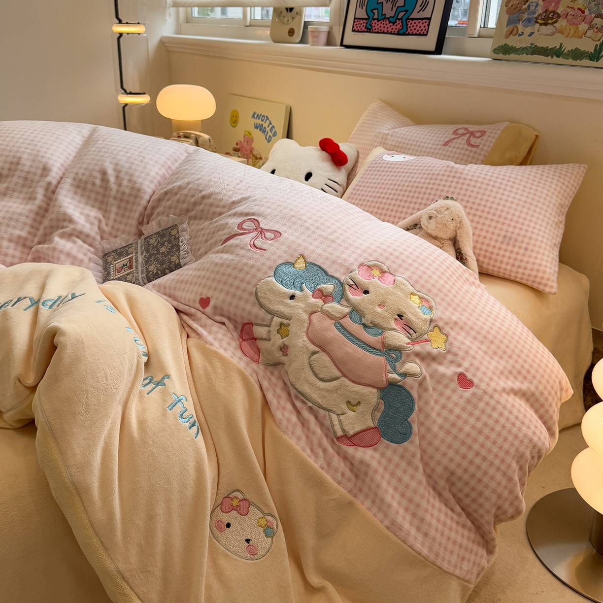 91家纺网 家纺一手货源 找家纺 佰亿莱 2026新款重工牛奶绒贴布绣四件套 木马猫咪-小粉格