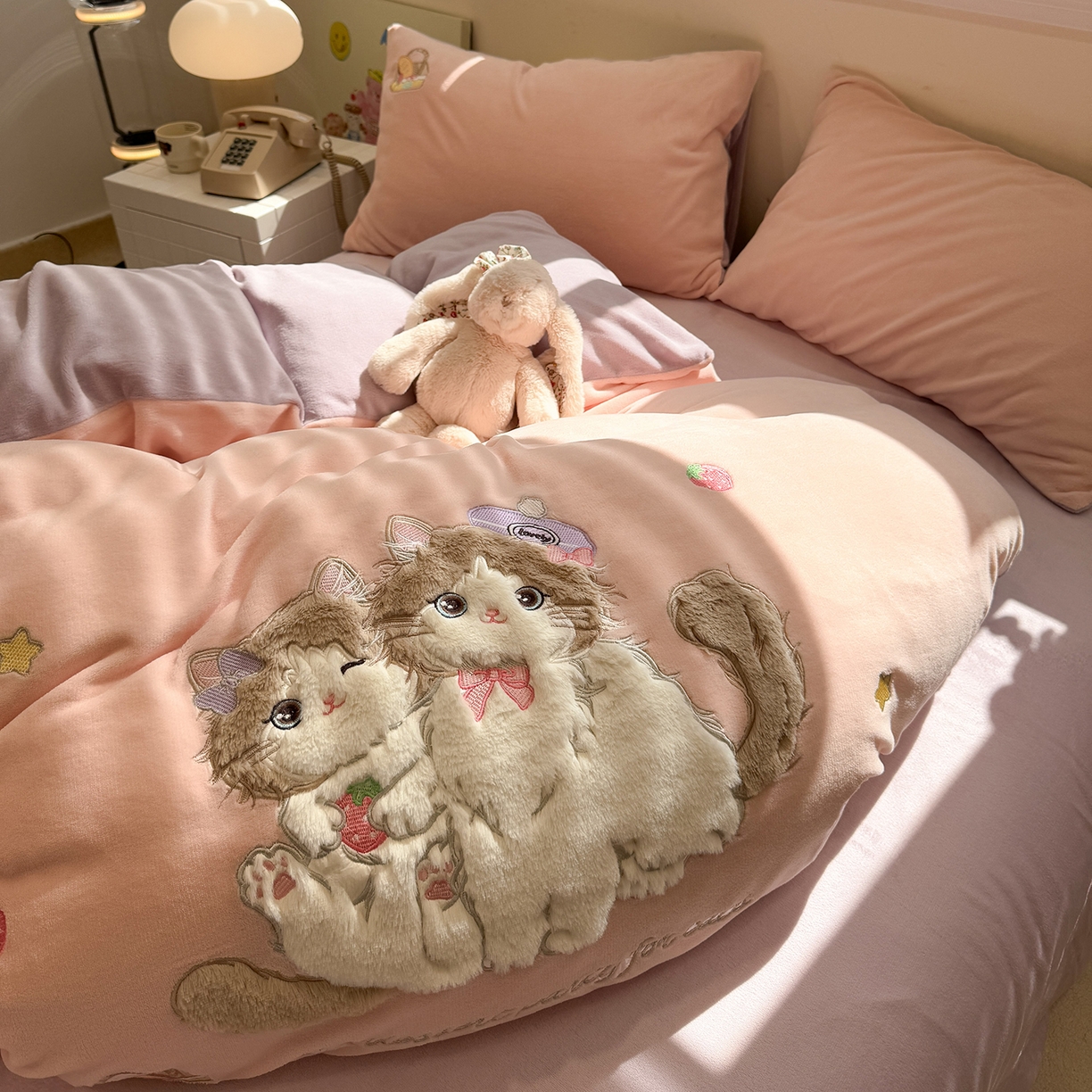 91家纺网 家纺一手货源 找家纺 佰亿莱 2026新款重工牛奶绒贴布绣四件套 猫咪公主