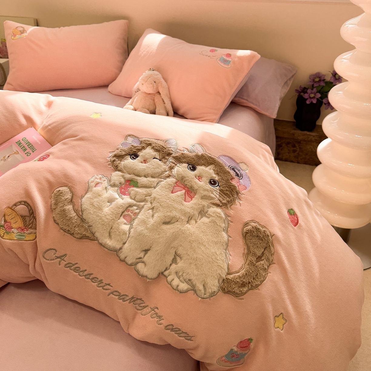 91家纺网 家纺一手货源 找家纺 佰亿莱 2026新款重工牛奶绒贴布绣四件套 猫咪公主