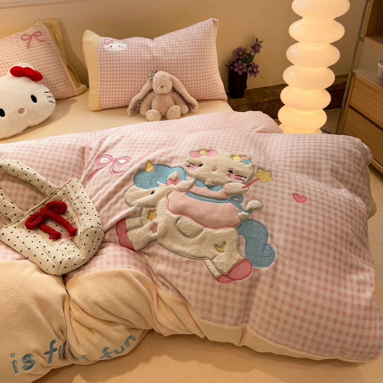 91家纺网 家纺一手货源 找家纺 佰亿莱 2026新款重工牛奶绒贴布绣四件套 木马猫咪-小粉格