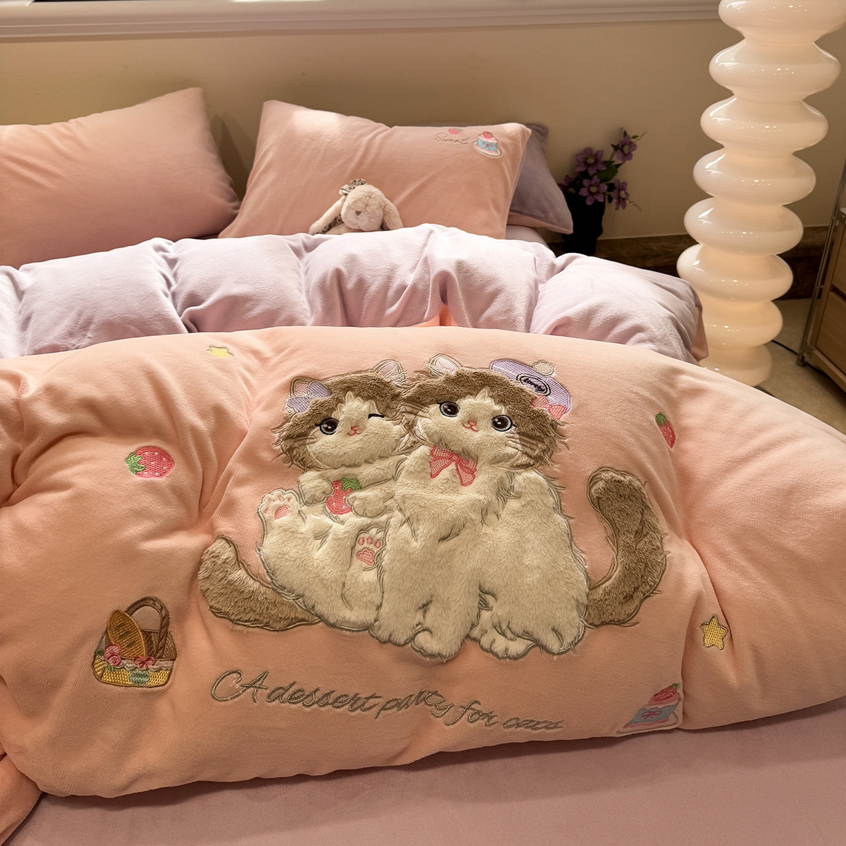 91家纺网 家纺一手货源 找家纺 佰亿莱 2026新款重工牛奶绒贴布绣四件套 猫咪公主