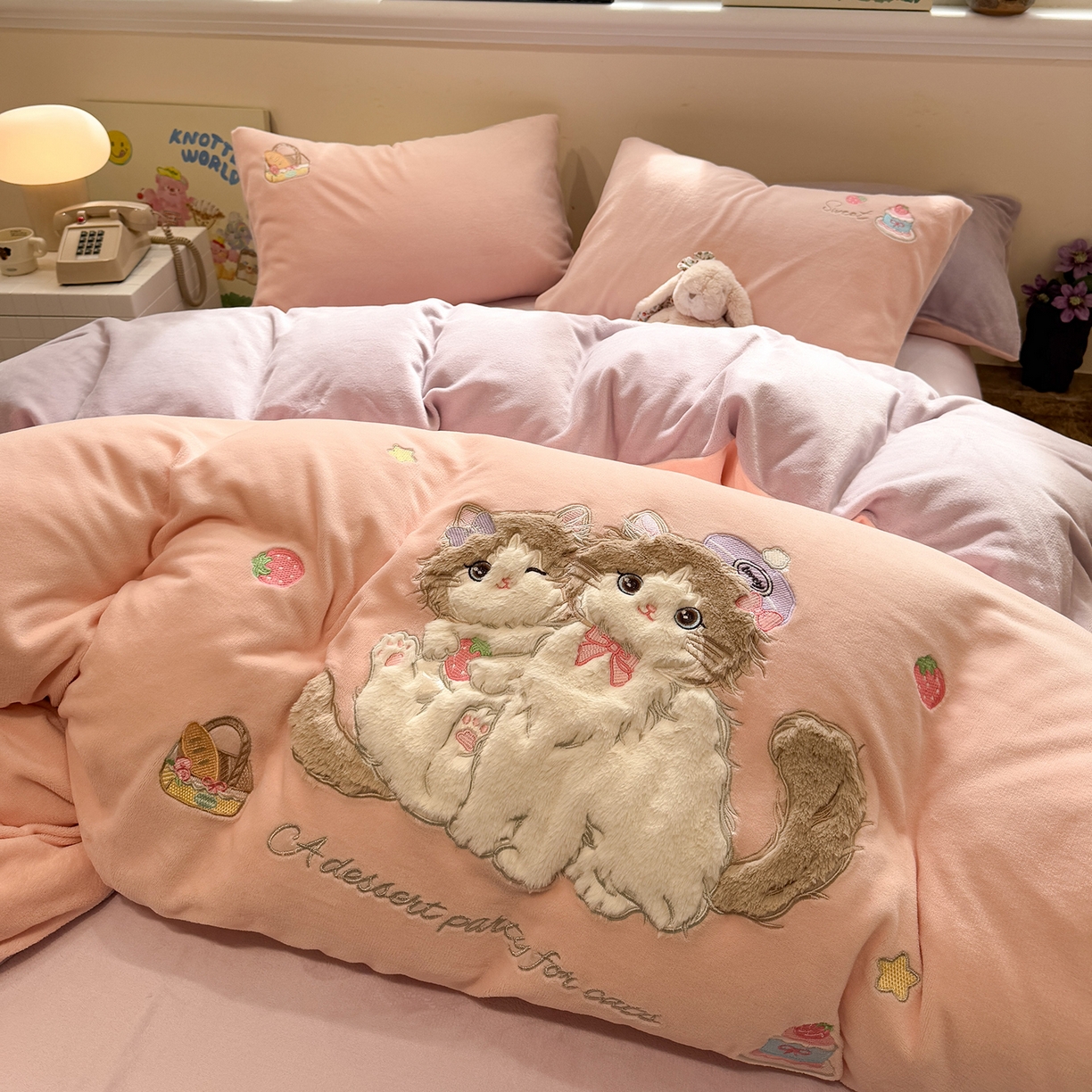 91家纺网 家纺一手货源 找家纺 佰亿莱 2026新款重工牛奶绒贴布绣四件套 猫咪公主