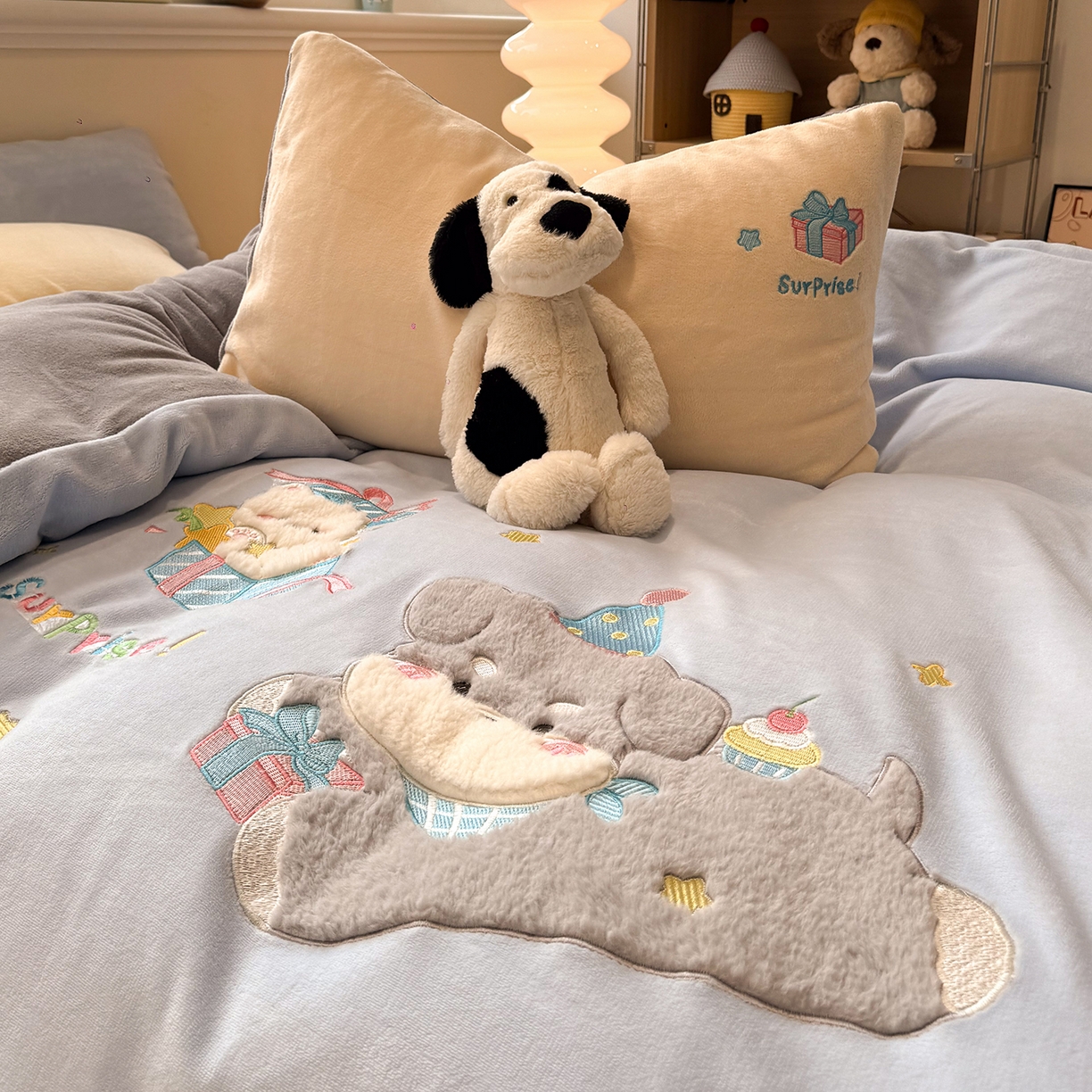 91家纺网 家纺一手货源 找家纺 佰亿莱 2026新款重工牛奶绒贴布绣四件套 礼物狗狗