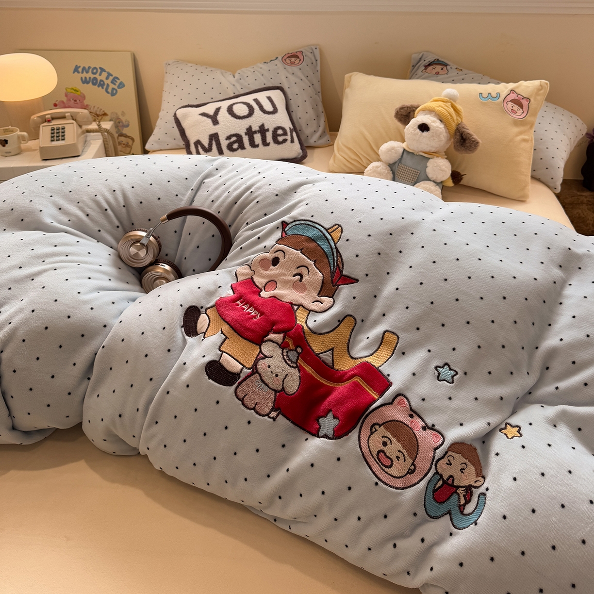 91家纺网 家纺一手货源 找家纺 佰亿莱 2026新款重工牛奶绒贴布绣四件套 快乐朋友