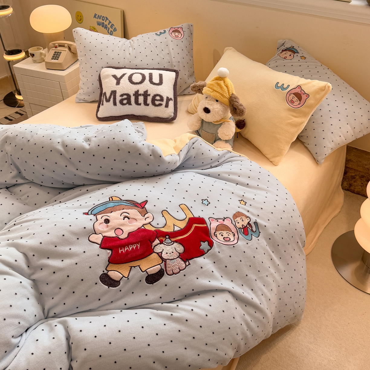 91家纺网 家纺一手货源 找家纺 佰亿莱 2026新款重工牛奶绒贴布绣四件套 快乐朋友