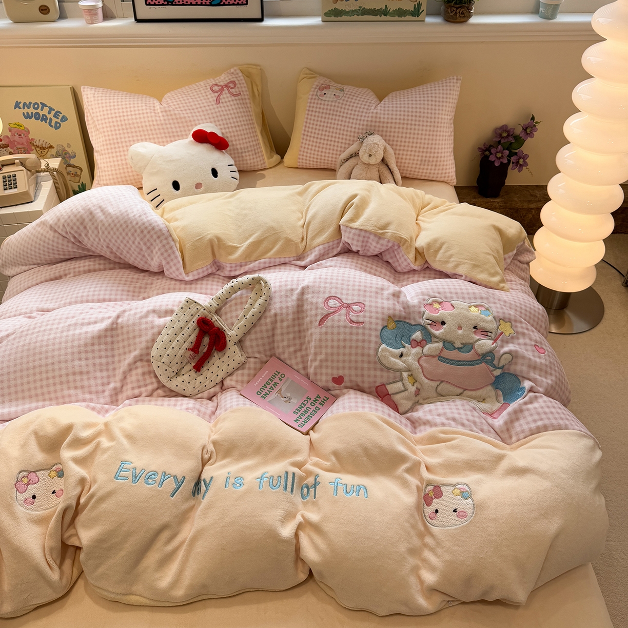 91家纺网 家纺一手货源 找家纺 佰亿莱 2026新款重工牛奶绒贴布绣四件套 木马猫咪-小粉格