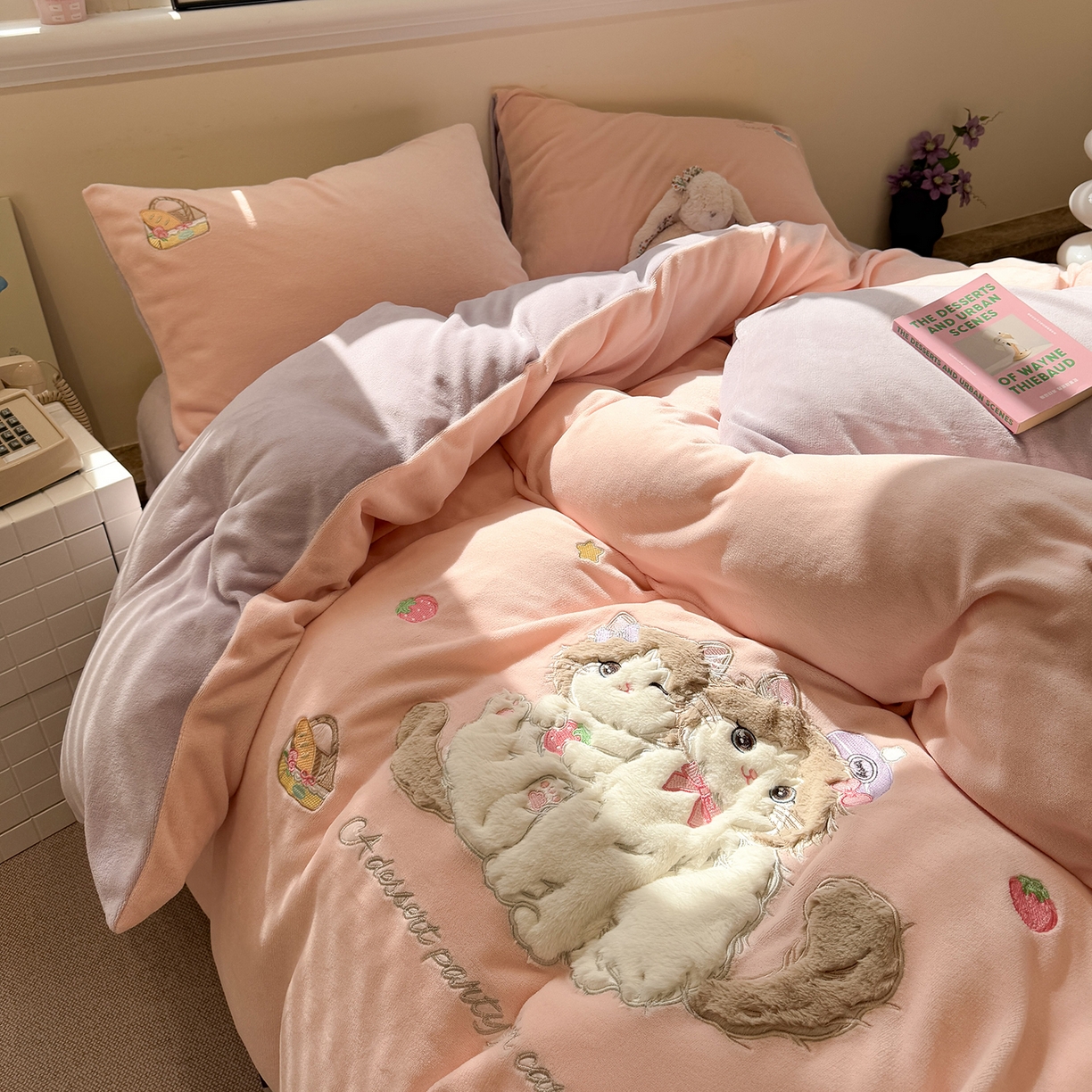 91家纺网 家纺一手货源 找家纺 佰亿莱 2026新款重工牛奶绒贴布绣四件套 猫咪公主