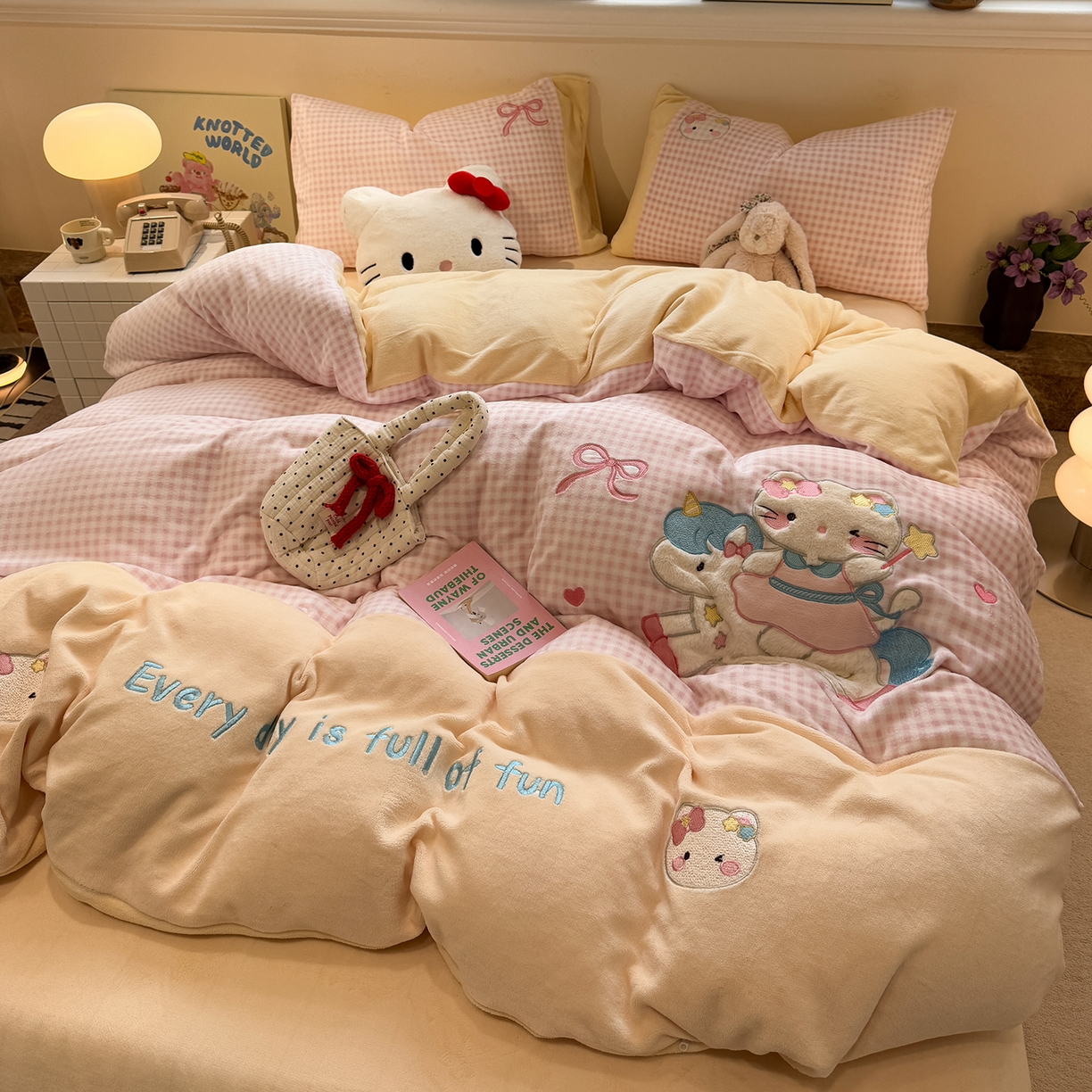 91家纺网 家纺一手货源 找家纺 佰亿莱 2026新款重工牛奶绒贴布绣四件套 木马猫咪-小粉格