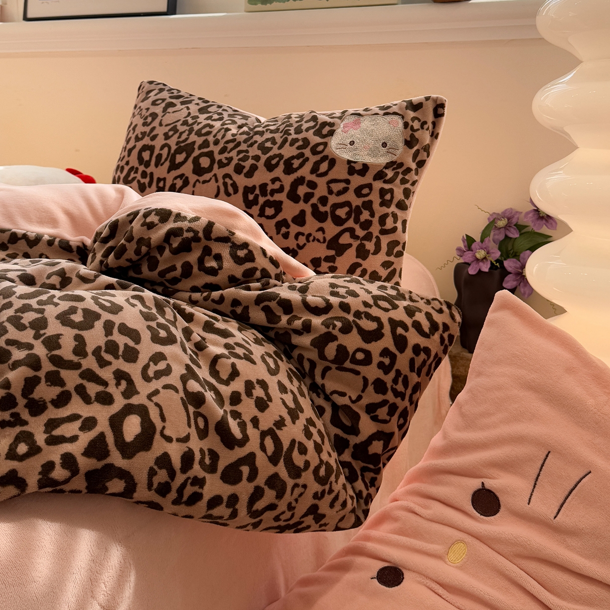 91家纺网 家纺一手货源 找家纺 佰亿莱 2026新款重工牛奶绒贴布绣四件套 豹纹KT猫-咖