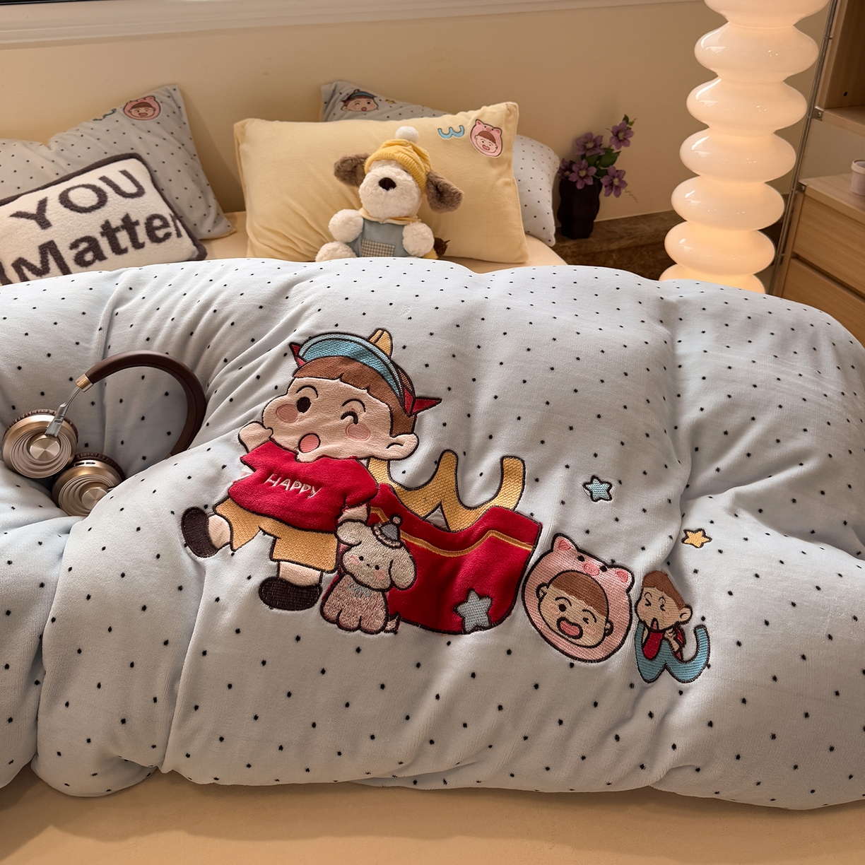 91家纺网 家纺一手货源 找家纺 佰亿莱 2026新款重工牛奶绒贴布绣四件套 快乐朋友