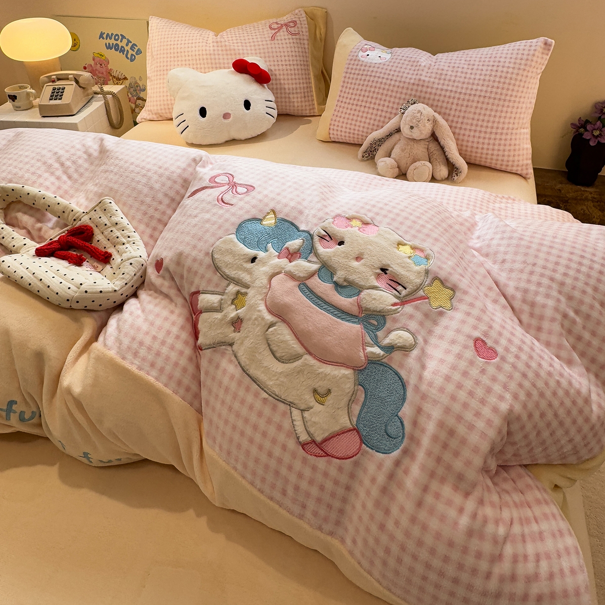 91家纺网 家纺一手货源 找家纺 佰亿莱 2026新款重工牛奶绒贴布绣四件套 木马猫咪-小粉格