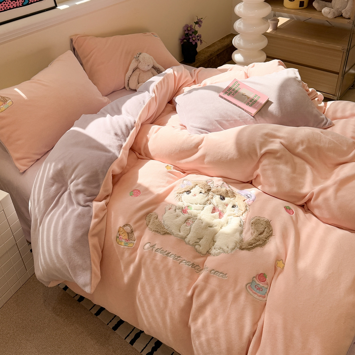 91家纺网 家纺一手货源 找家纺 佰亿莱 2026新款重工牛奶绒贴布绣四件套 猫咪公主