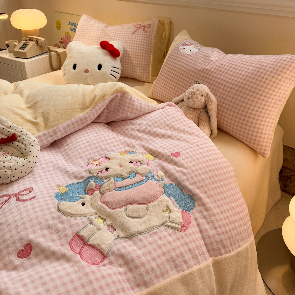 91家纺网 家纺一手货源 找家纺 佰亿莱 2026新款重工牛奶绒贴布绣四件套 木马猫咪-小粉格