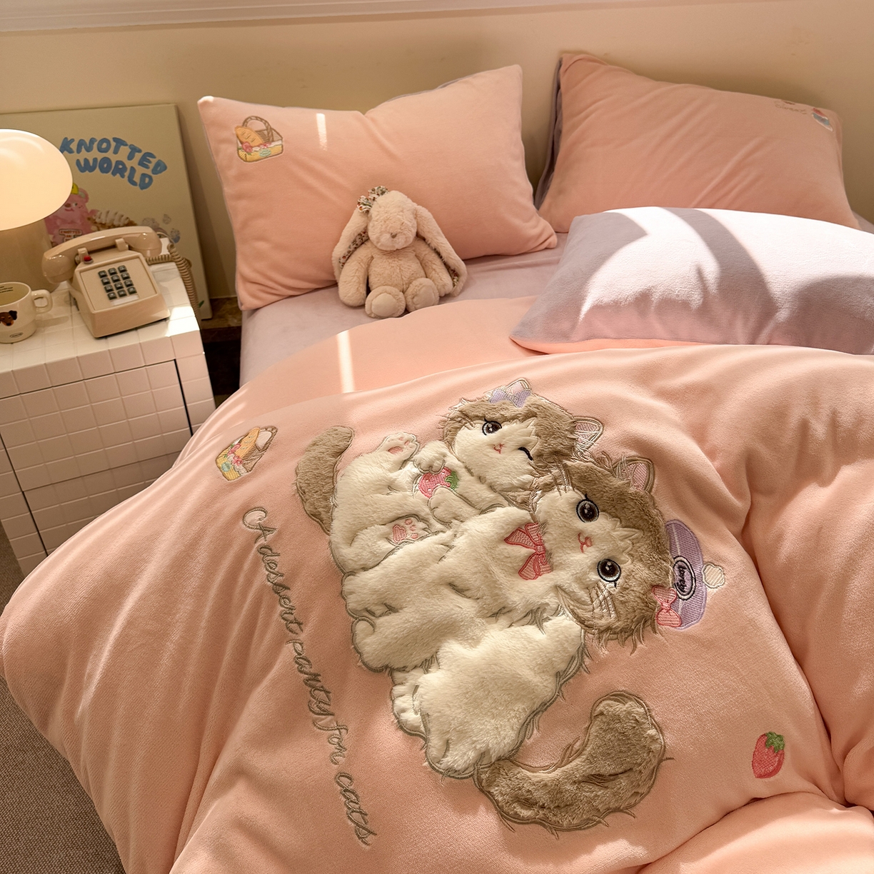 91家纺网 家纺一手货源 找家纺 佰亿莱 2026新款重工牛奶绒贴布绣四件套 猫咪公主