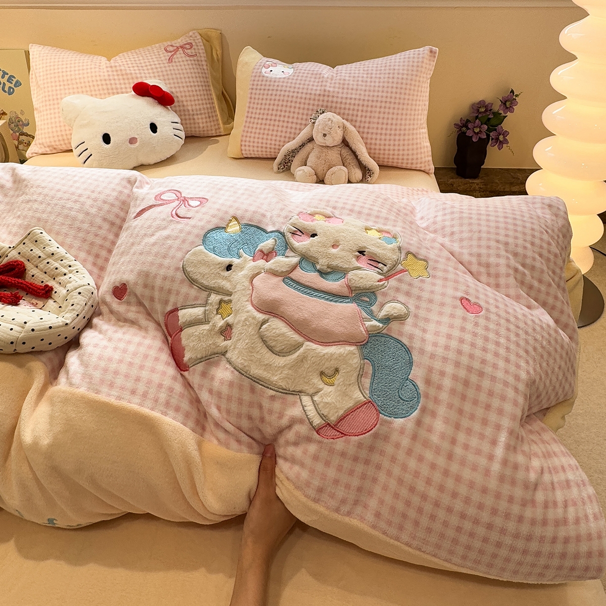 91家纺网 家纺一手货源 找家纺 佰亿莱 2026新款重工牛奶绒贴布绣四件套 木马猫咪-小粉格