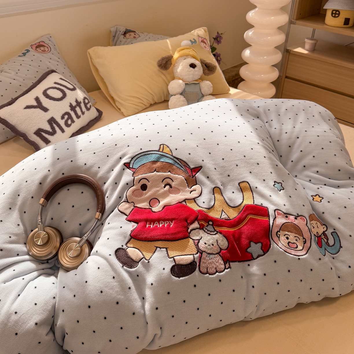 91家纺网 家纺一手货源 找家纺 佰亿莱 2026新款重工牛奶绒贴布绣四件套 快乐朋友