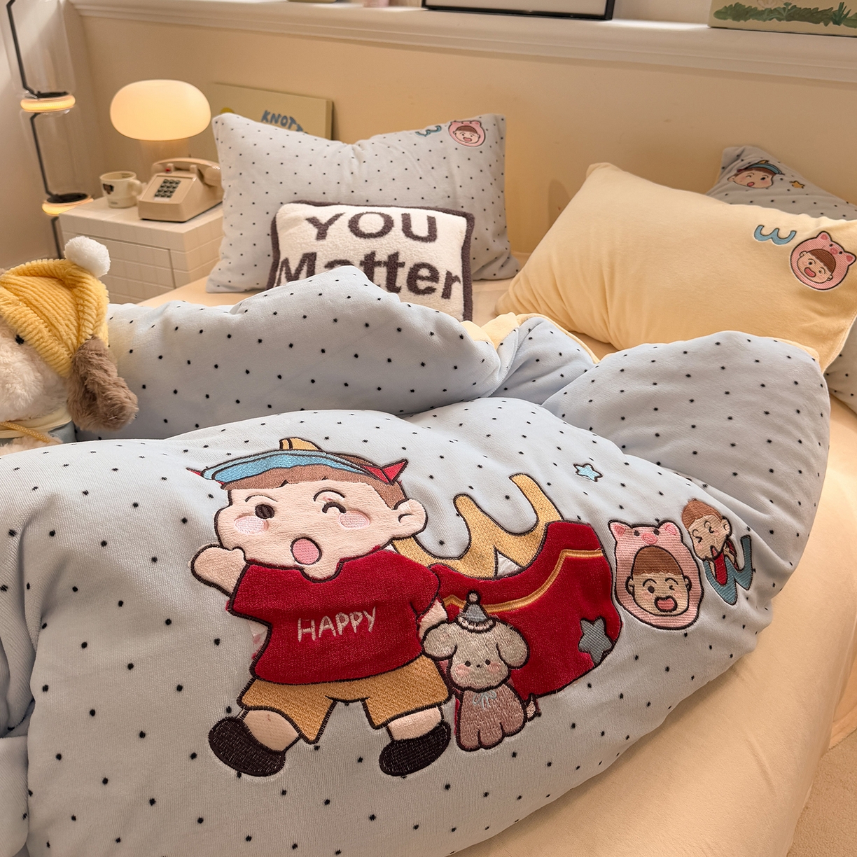 91家纺网 家纺一手货源 找家纺 佰亿莱 2026新款重工牛奶绒贴布绣四件套 快乐朋友