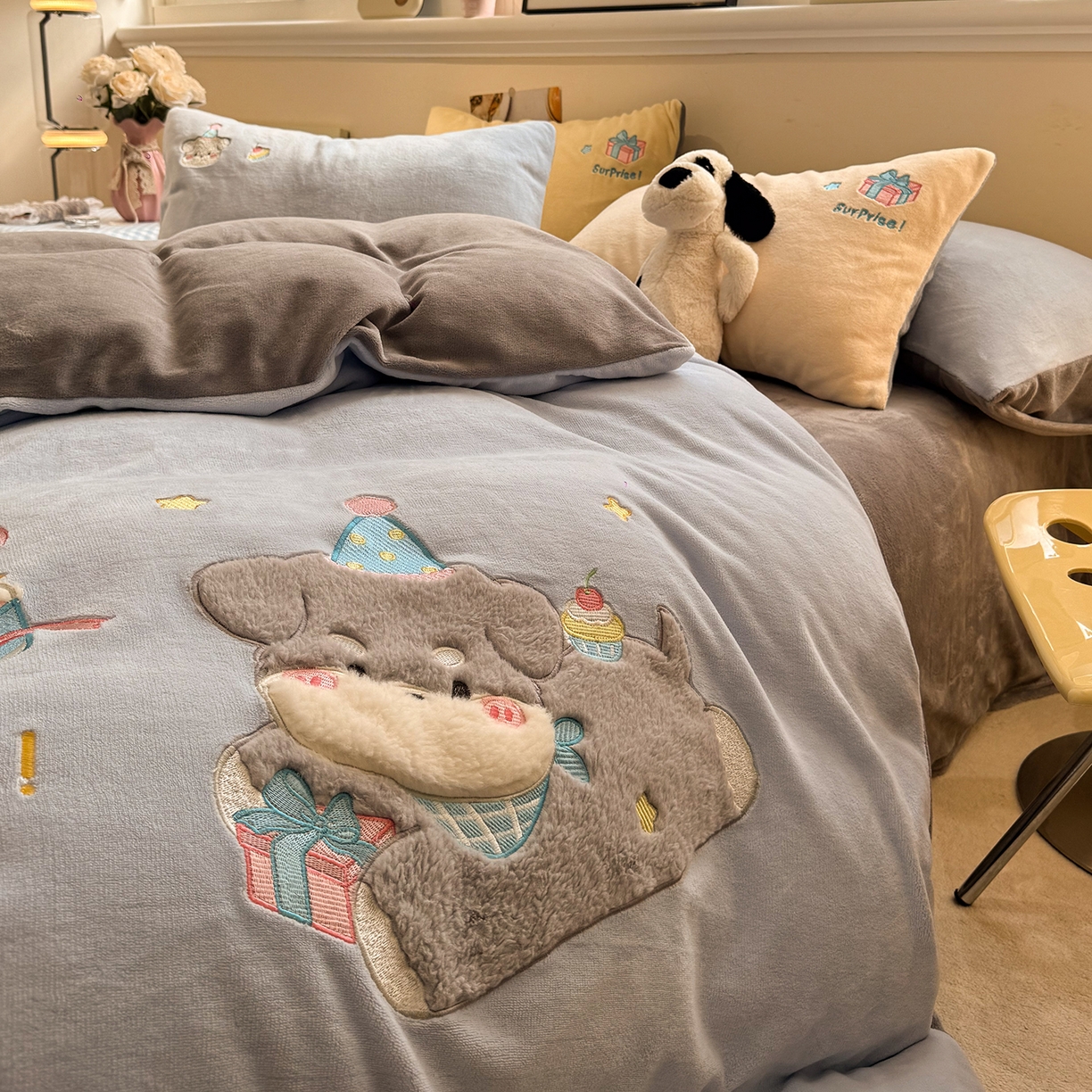 91家纺网 家纺一手货源 找家纺 佰亿莱 2026新款重工牛奶绒贴布绣四件套 礼物狗狗