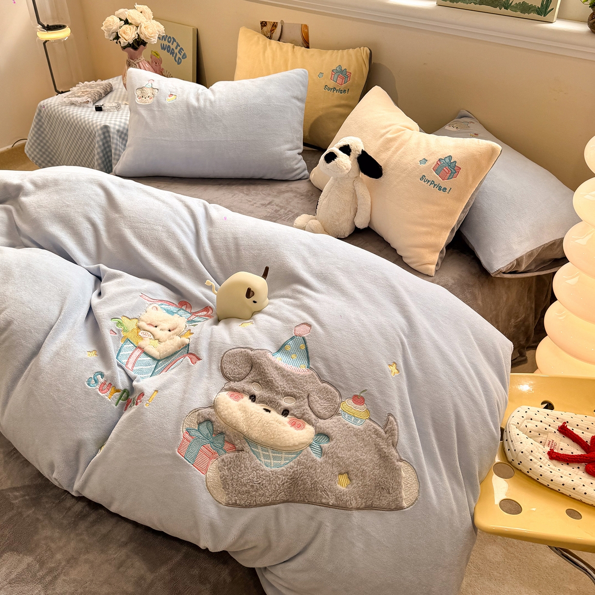 91家纺网 家纺一手货源 找家纺 佰亿莱 2026新款重工牛奶绒贴布绣四件套 礼物狗狗