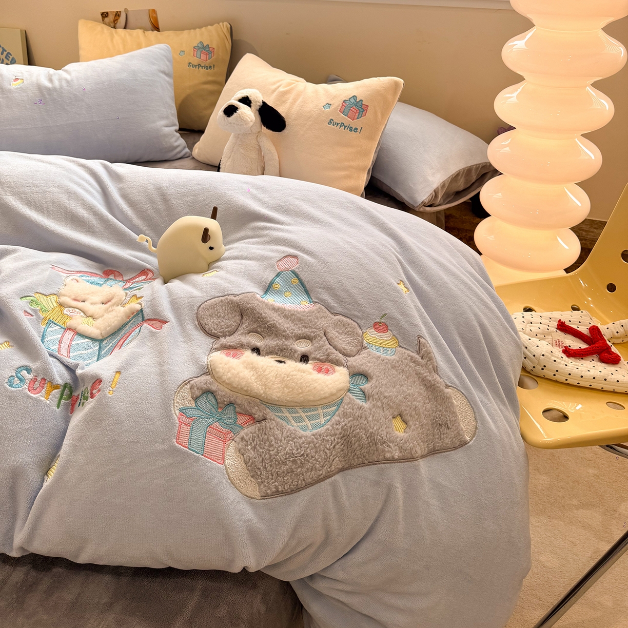 91家纺网 家纺一手货源 找家纺 佰亿莱 2026新款重工牛奶绒贴布绣四件套 礼物狗狗