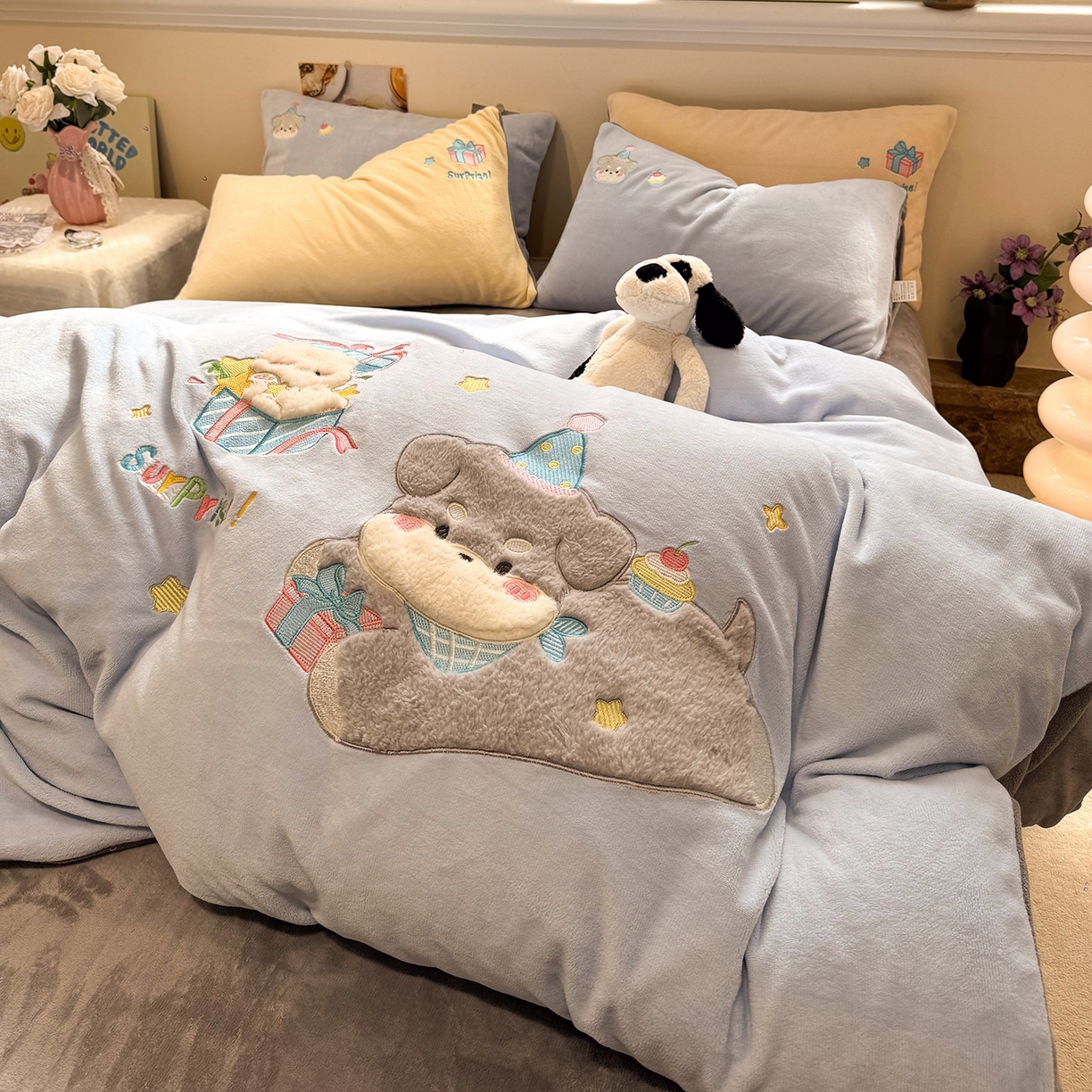 91家纺网 家纺一手货源 找家纺 佰亿莱 2026新款重工牛奶绒贴布绣四件套 礼物狗狗