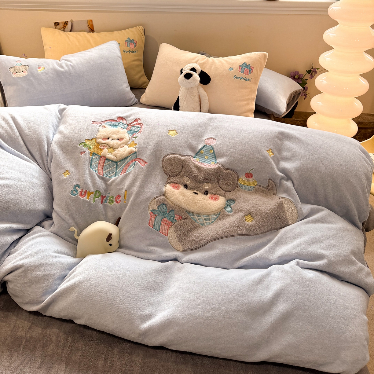 91家纺网 家纺一手货源 找家纺 佰亿莱 2026新款重工牛奶绒贴布绣四件套 礼物狗狗