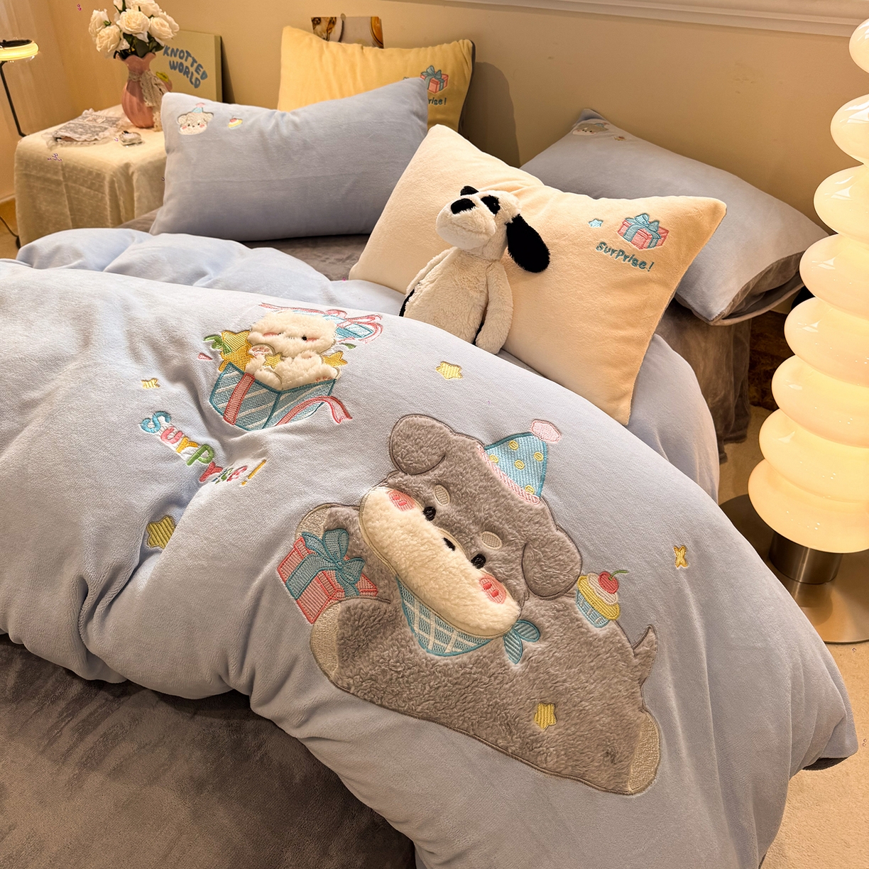 91家纺网 家纺一手货源 找家纺 佰亿莱 2026新款重工牛奶绒贴布绣四件套 礼物狗狗