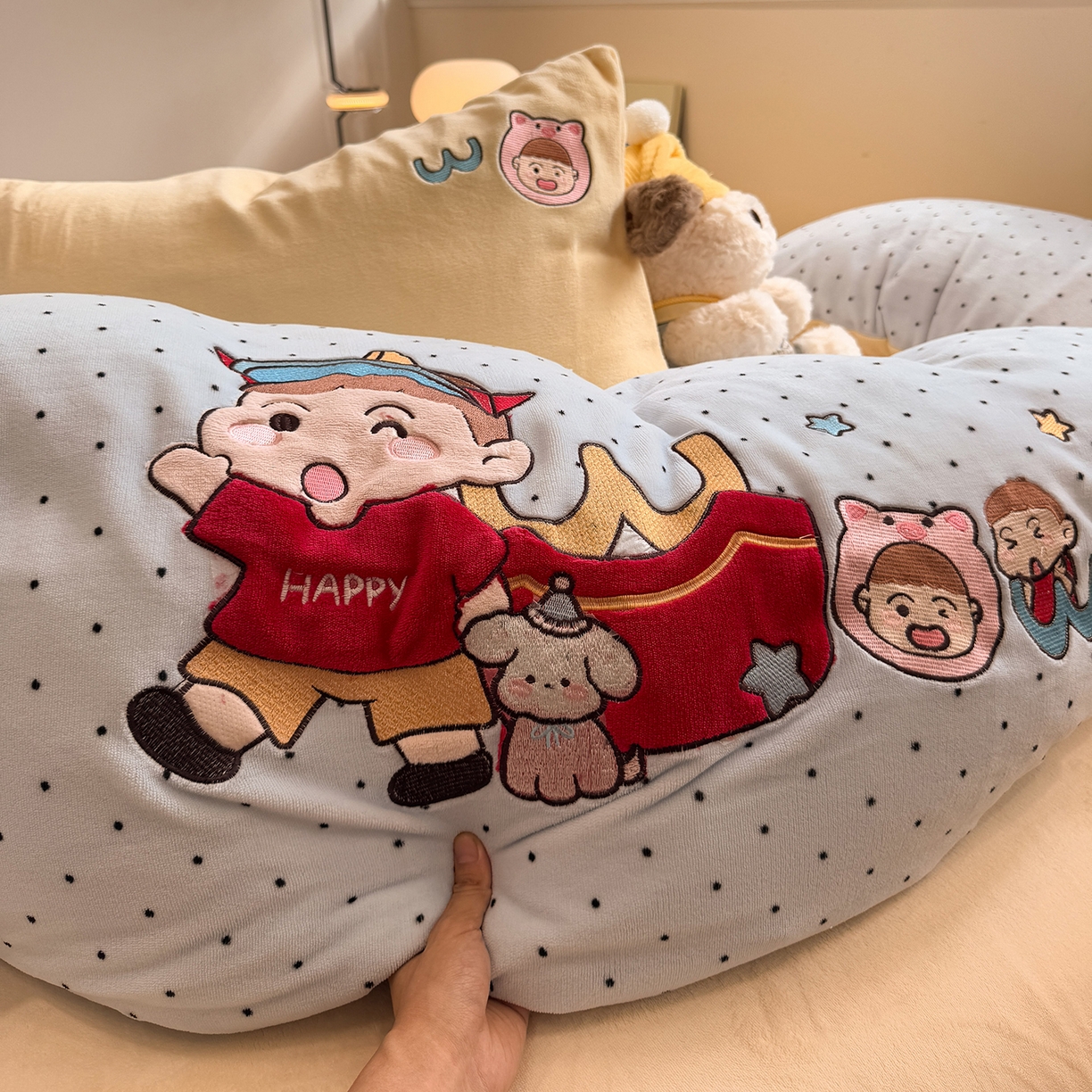 91家纺网 家纺一手货源 找家纺 佰亿莱 2026新款重工牛奶绒贴布绣四件套 快乐朋友