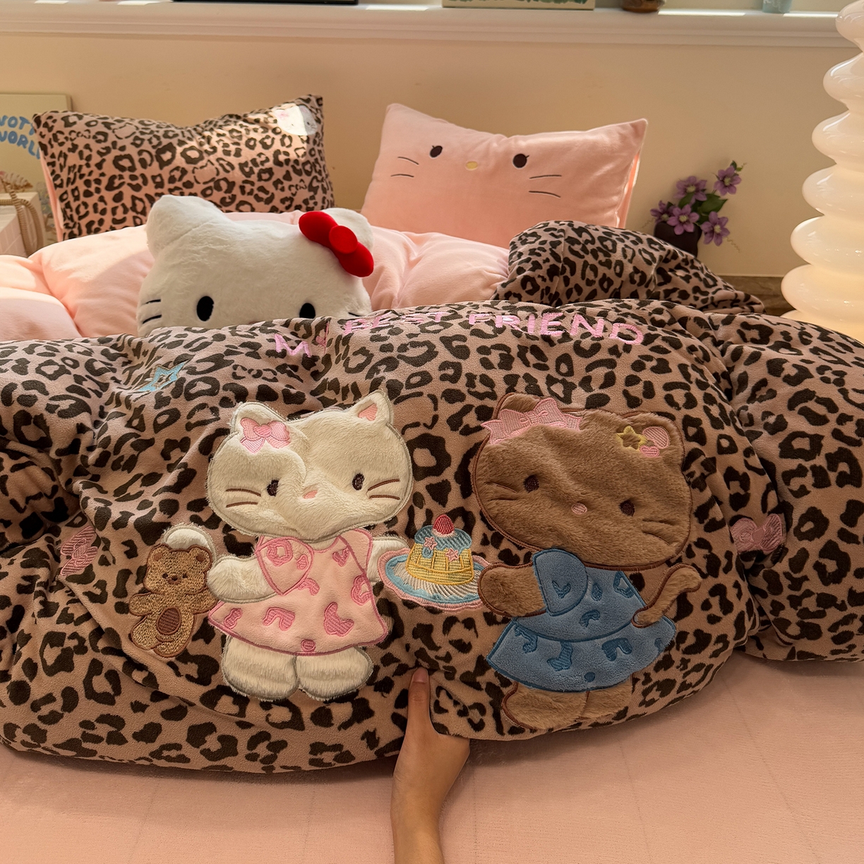 91家纺网 家纺一手货源 找家纺 佰亿莱 2026新款重工牛奶绒贴布绣四件套 豹纹KT猫-咖