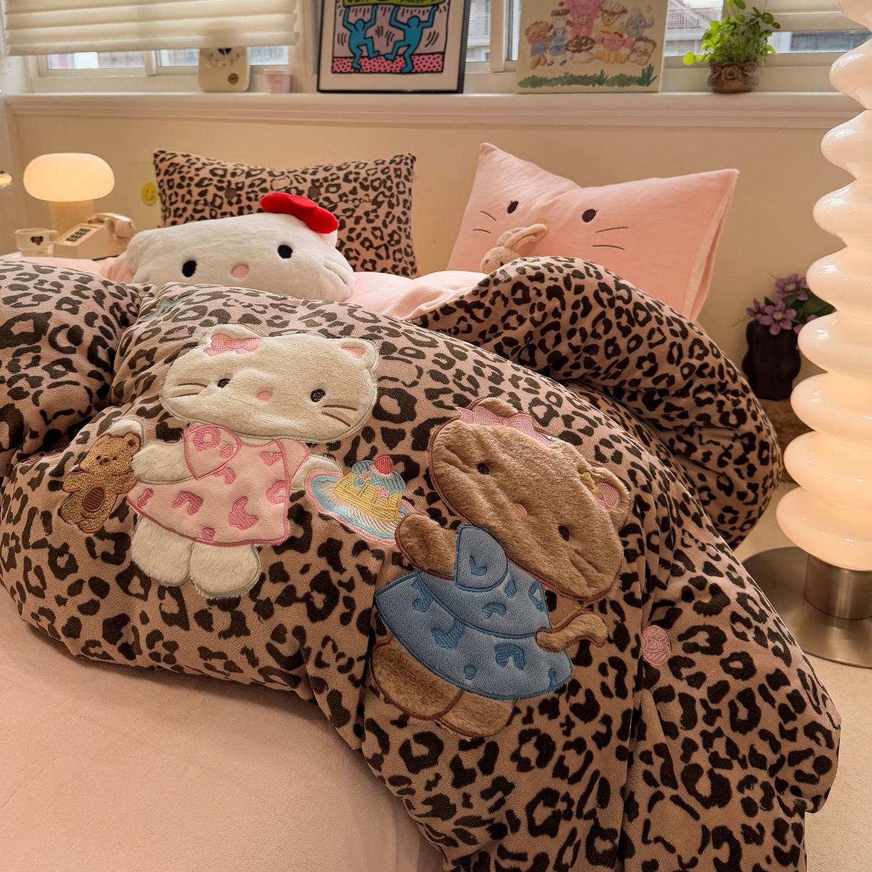 91家纺网 家纺一手货源 找家纺 佰亿莱 2026新款重工牛奶绒贴布绣四件套 豹纹KT猫-咖