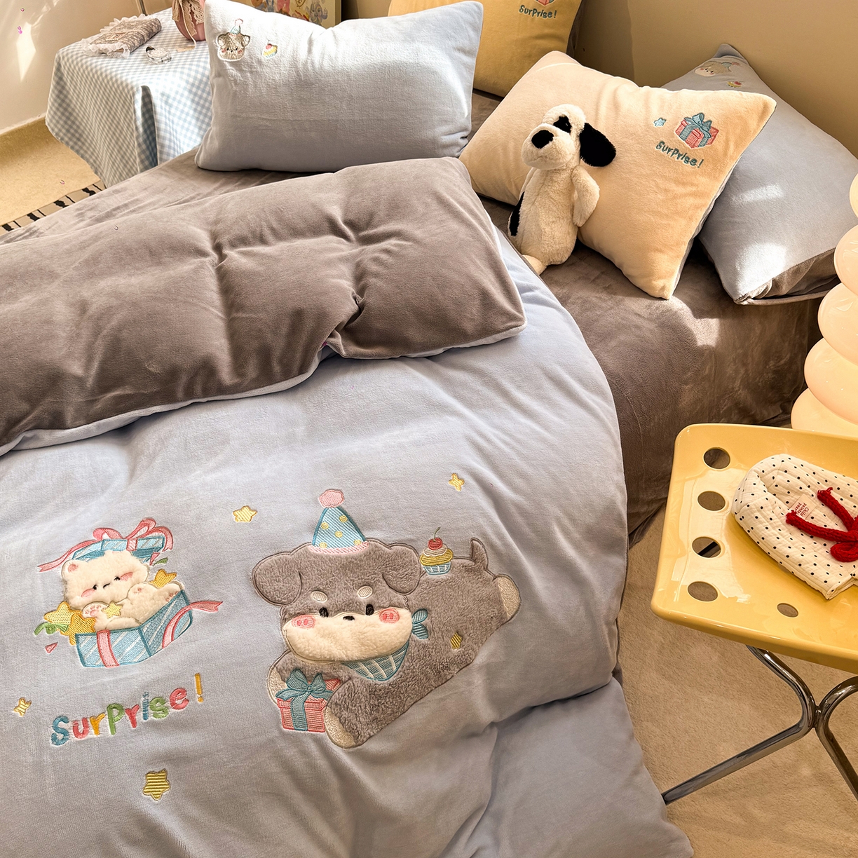 91家纺网 家纺一手货源 找家纺 佰亿莱 2026新款重工牛奶绒贴布绣四件套 礼物狗狗